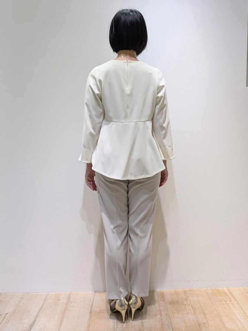 ホワイト系のシャツ/ブラウス、ベージュ系のスラックスを着用したレディースの冬コーディネートの3枚目の写真