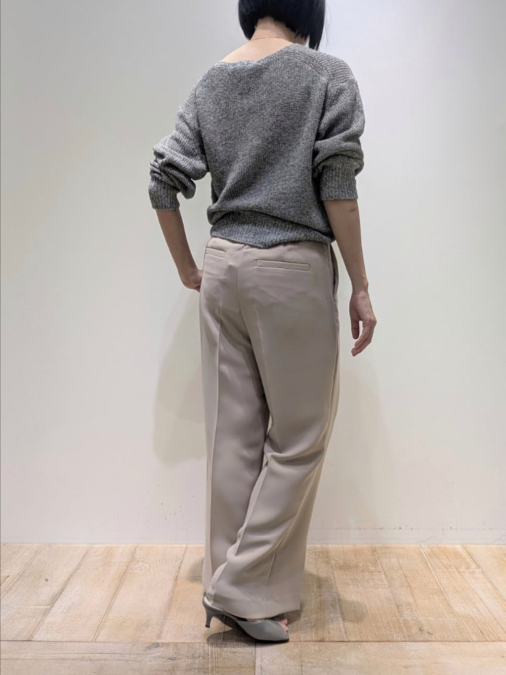 グレー系のニット/セーター、ベージュ系のその他パンツ、ブラウン系のベルトを着用したレディースの冬コーディネートの5枚目の写真