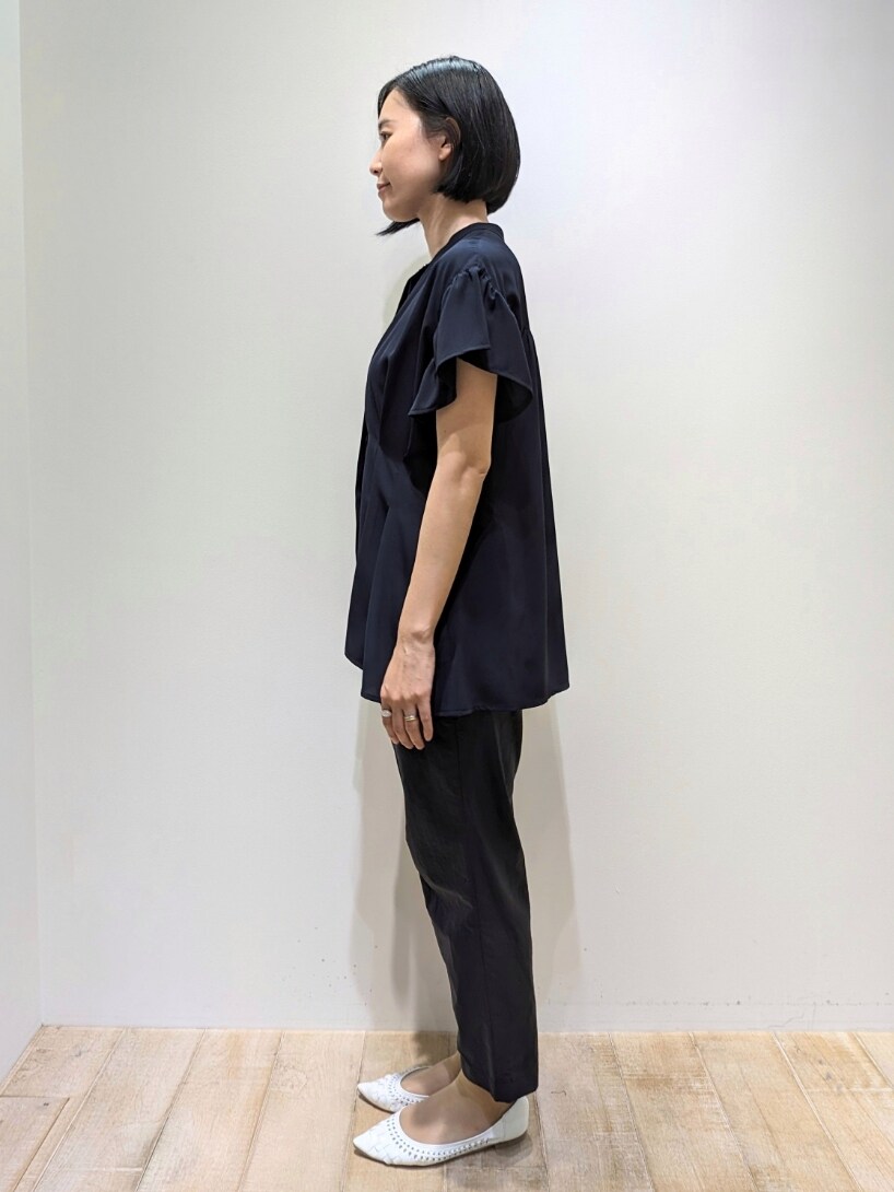 ブラック系のその他パンツ、ブルー系のシャツ/ブラウスを着用したレディースの夏コーディネートの3枚目の写真