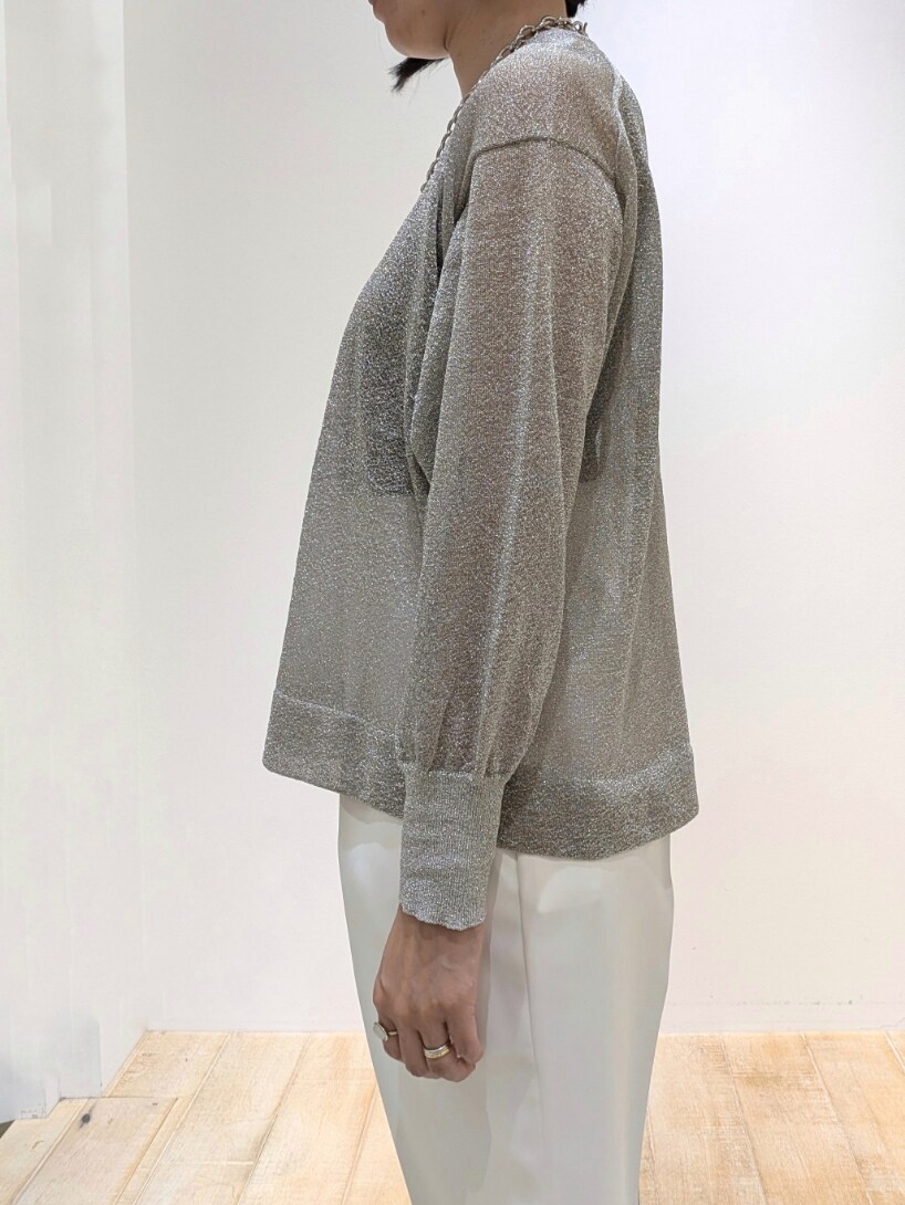 シルバー系のTシャツ/カットソー、ホワイト系のその他パンツを着用したレディースの夏コーディネートの5枚目の写真