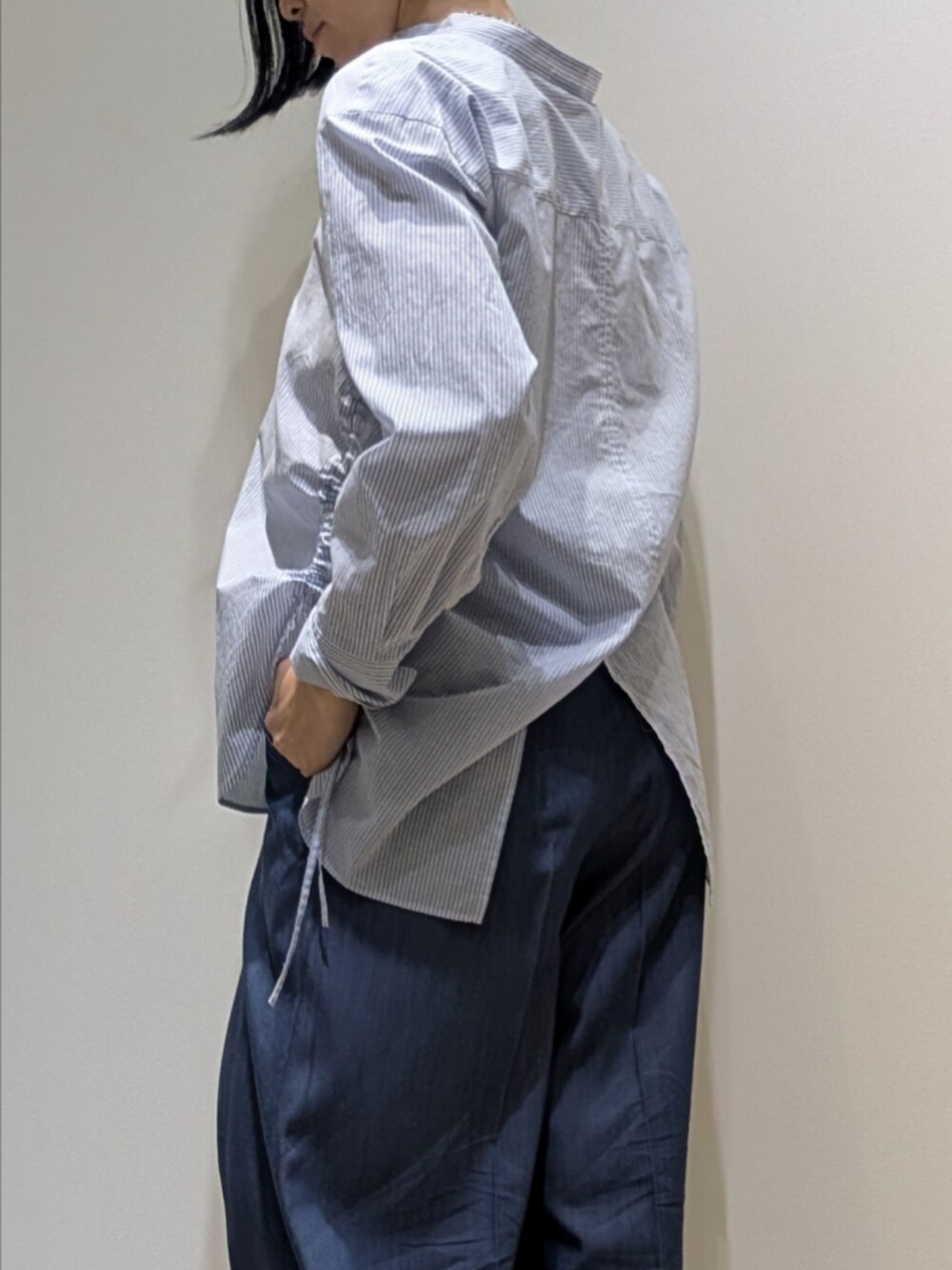 ブルー系のその他パンツ、その他のシャツ/ブラウスを着用したレディースの冬コーディネートの4枚目の写真