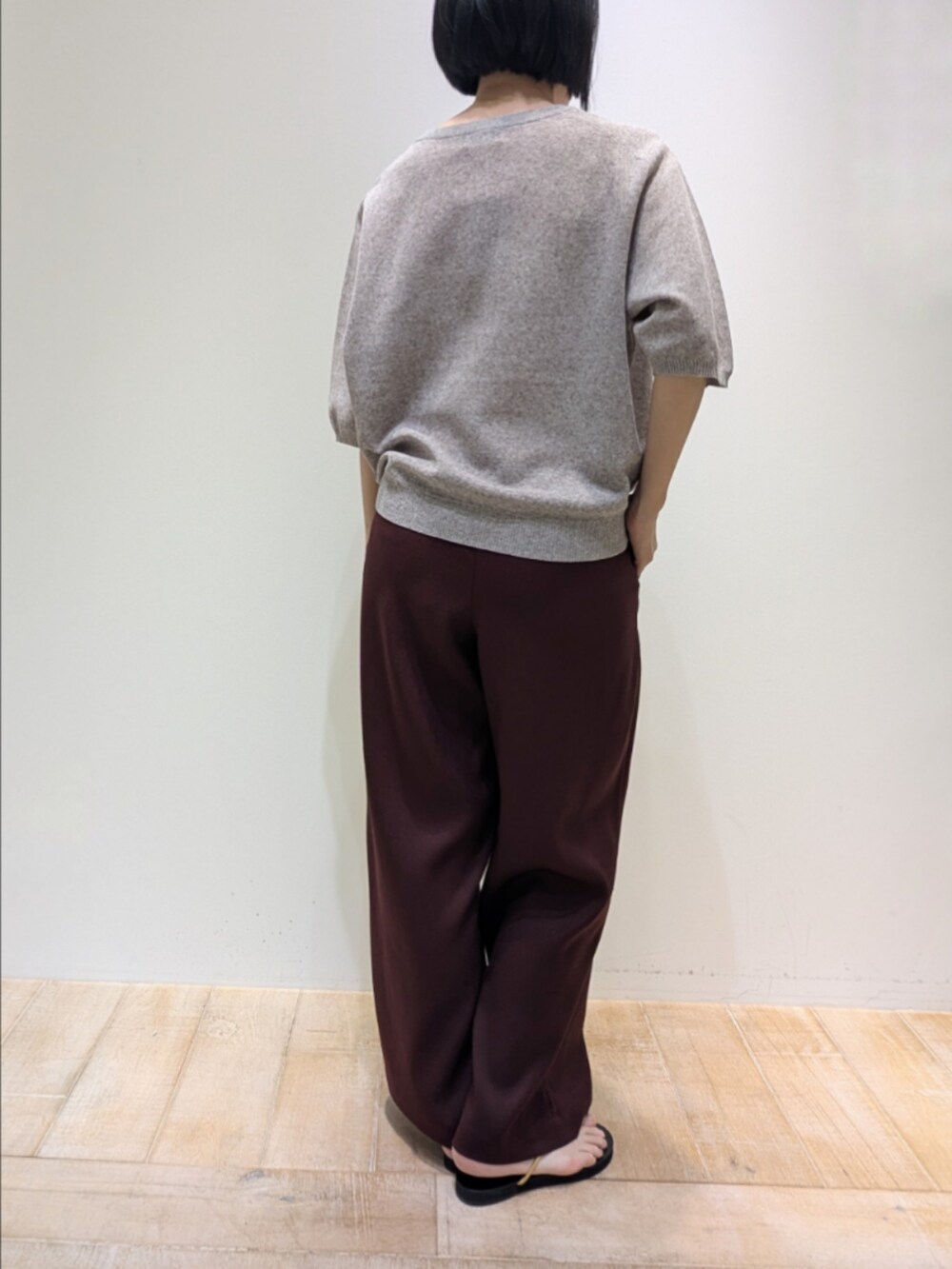 ホワイト系のショルダーバッグ、ブラウン系のニット/セーター、レッド系のその他パンツを着用したレディースの夏コーディネートの5枚目の写真