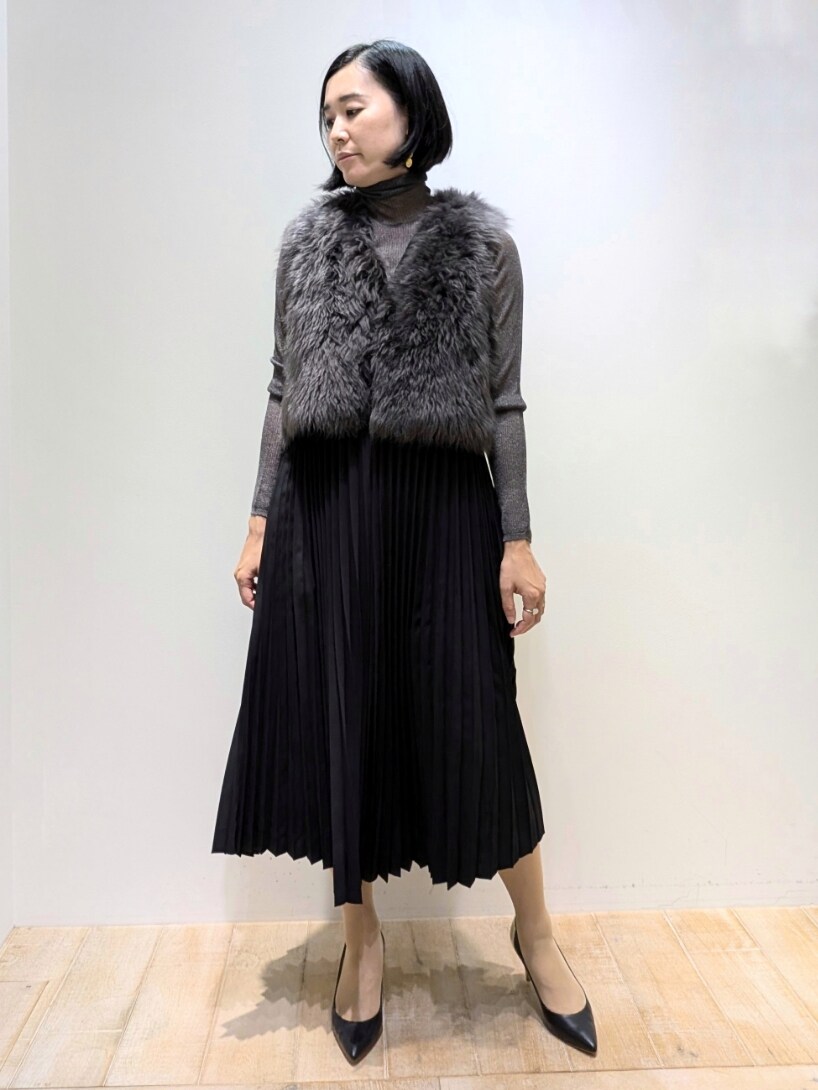 グレー系のニット/セーター、ブラック系のワンピースを着用したレディースの秋コーディネートの4枚目の写真