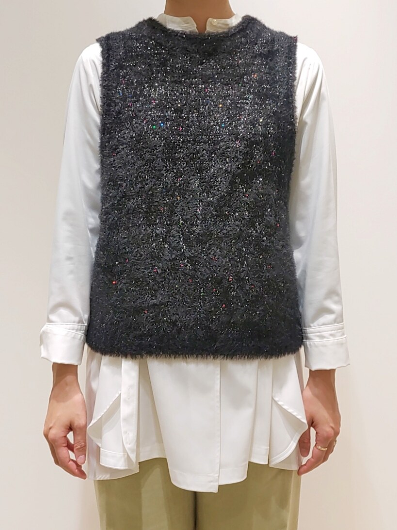 ホワイト系のシャツ/ブラウス、グリーン系のその他パンツ、ブラック系のニット/セーターを着用したレディースの冬コーディネートの2枚目の写真