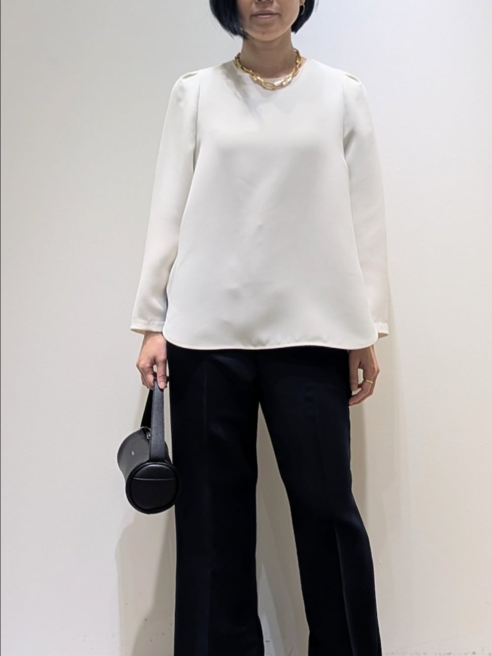 ホワイト系のシャツ/ブラウス、ブルー系のその他パンツを着用したレディースの冬コーディネートの2枚目の写真