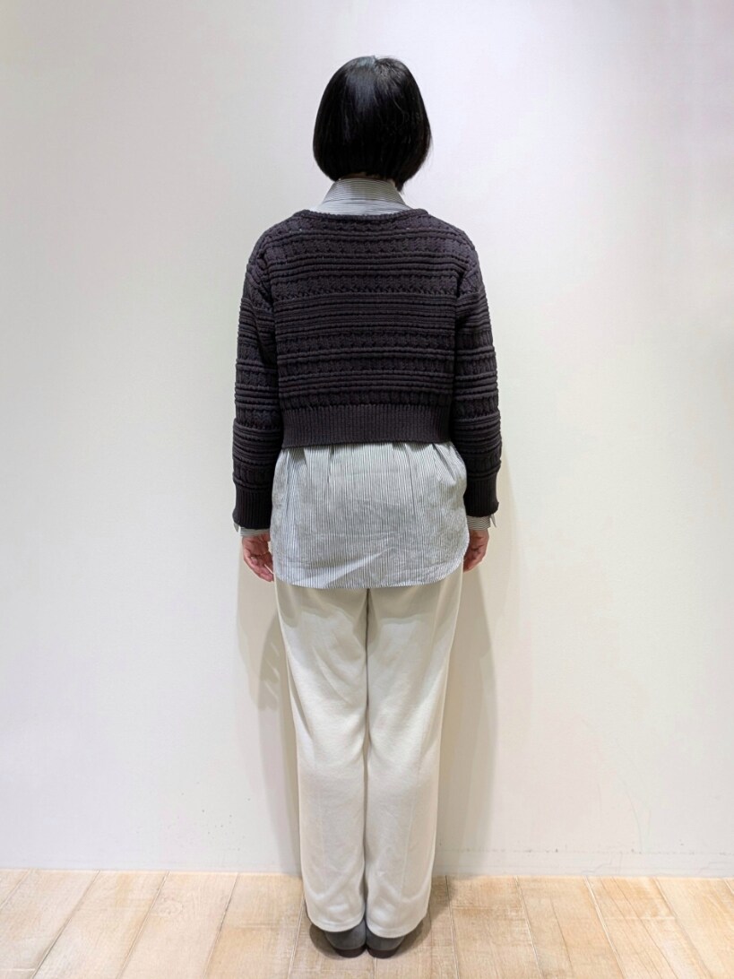 グレー系のニット/セーター、ブルー系のシャツ/ブラウス、ホワイト系のその他パンツを着用したレディースの冬コーディネートの3枚目の写真