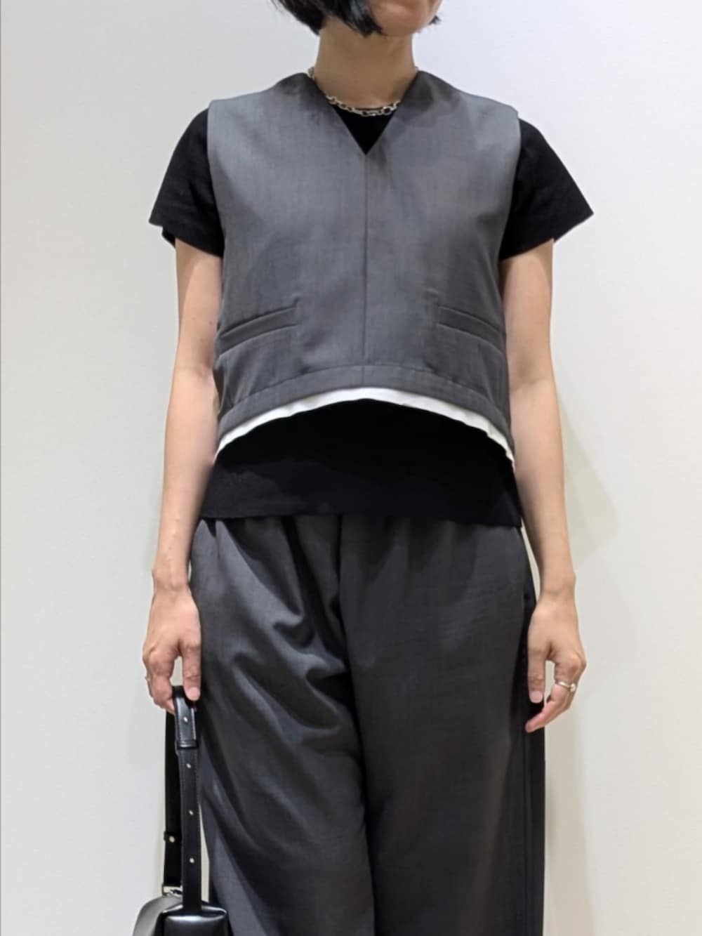 ブラック系のTシャツ/カットソー、グレー系のタンクトップ、グレー系のその他パンツを着用したレディースの夏コーディネートの2枚目の写真