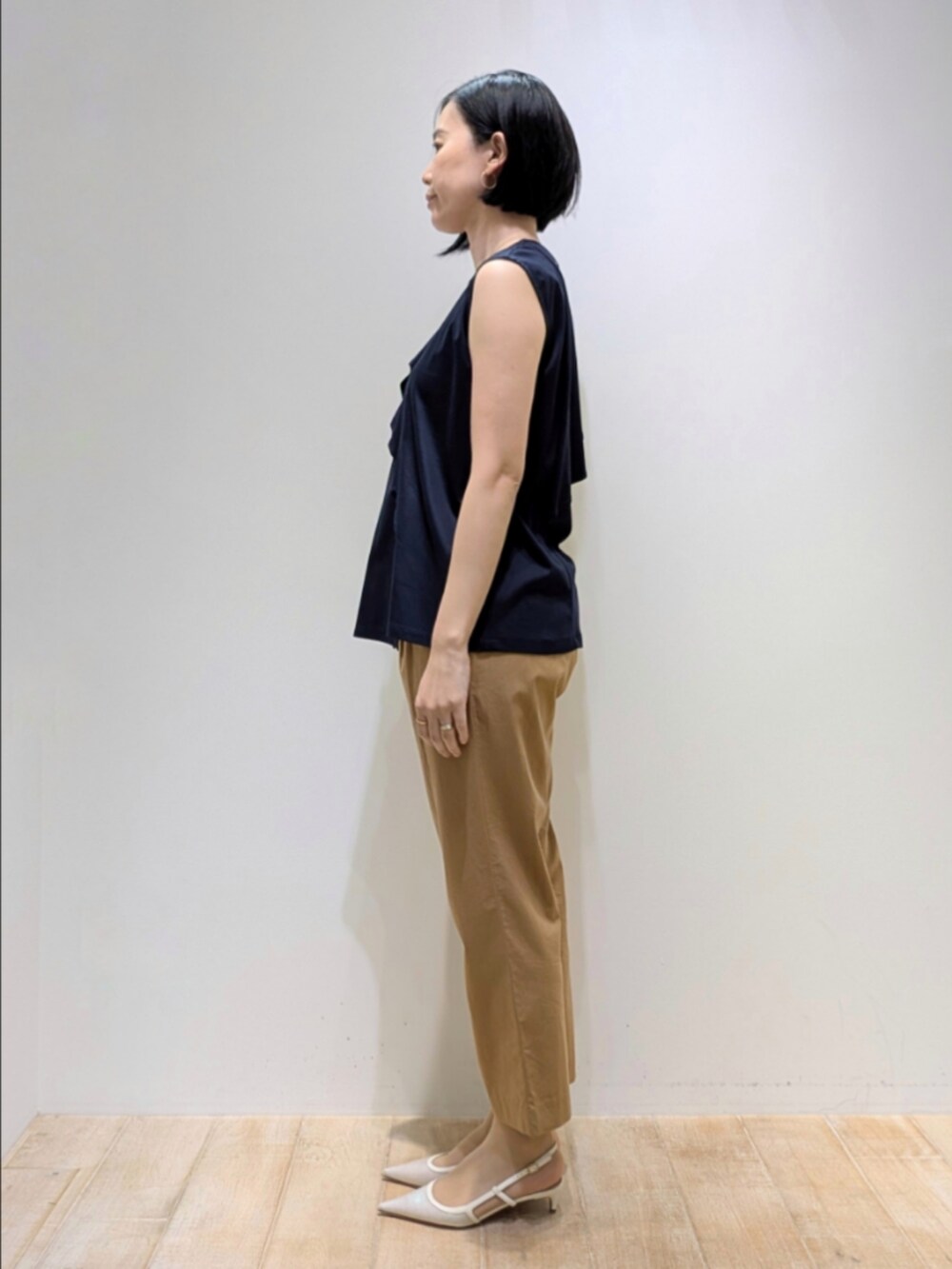 ブルー系のシャツ/ブラウス、ベージュ系のその他パンツを着用したレディースの夏コーディネートの2枚目の写真