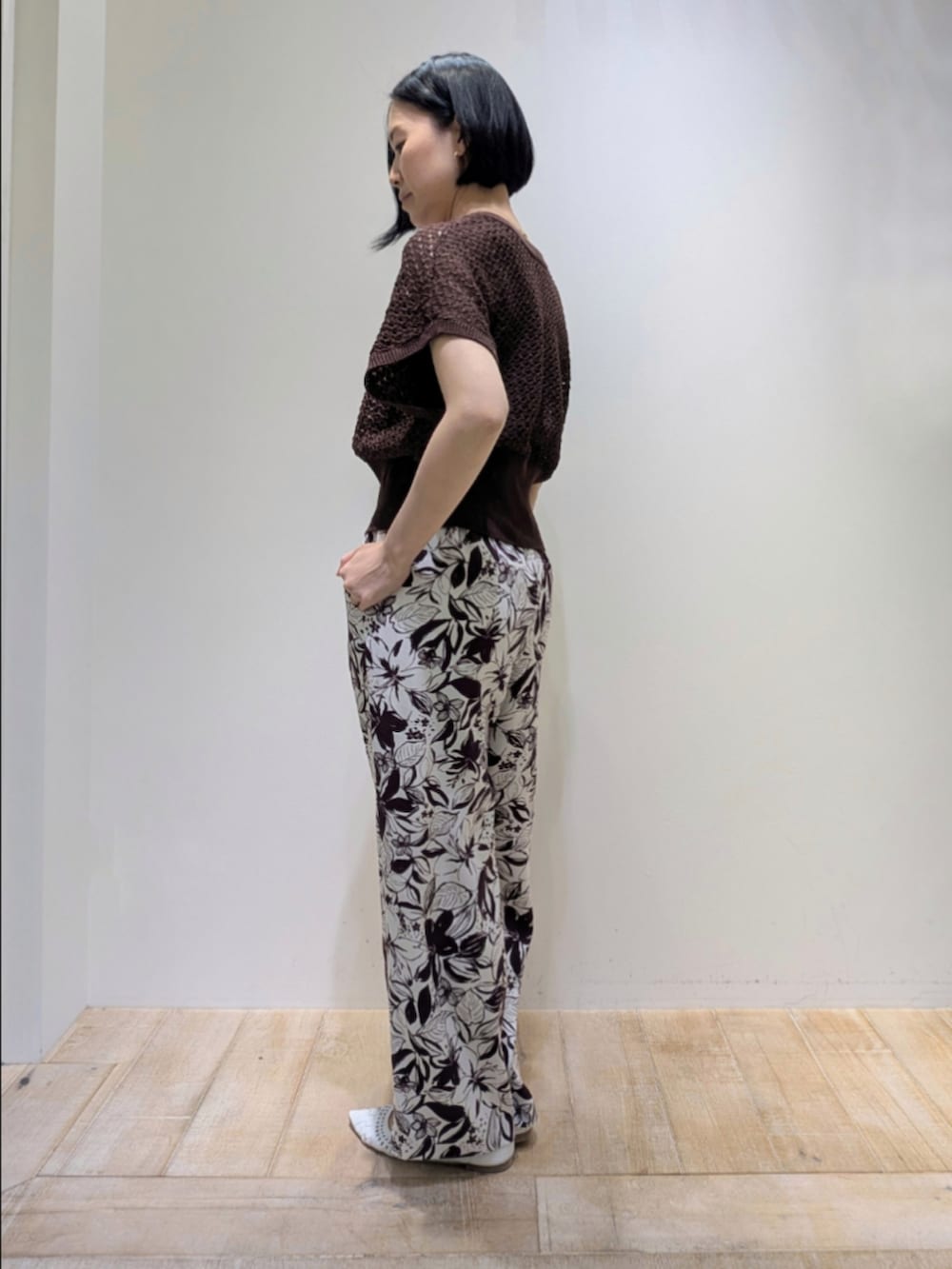 ブラウン系のニット/セーター、レッド系のその他パンツ、ゴールド系のショルダーバッグを着用したレディースの春コーディネートの4枚目の写真