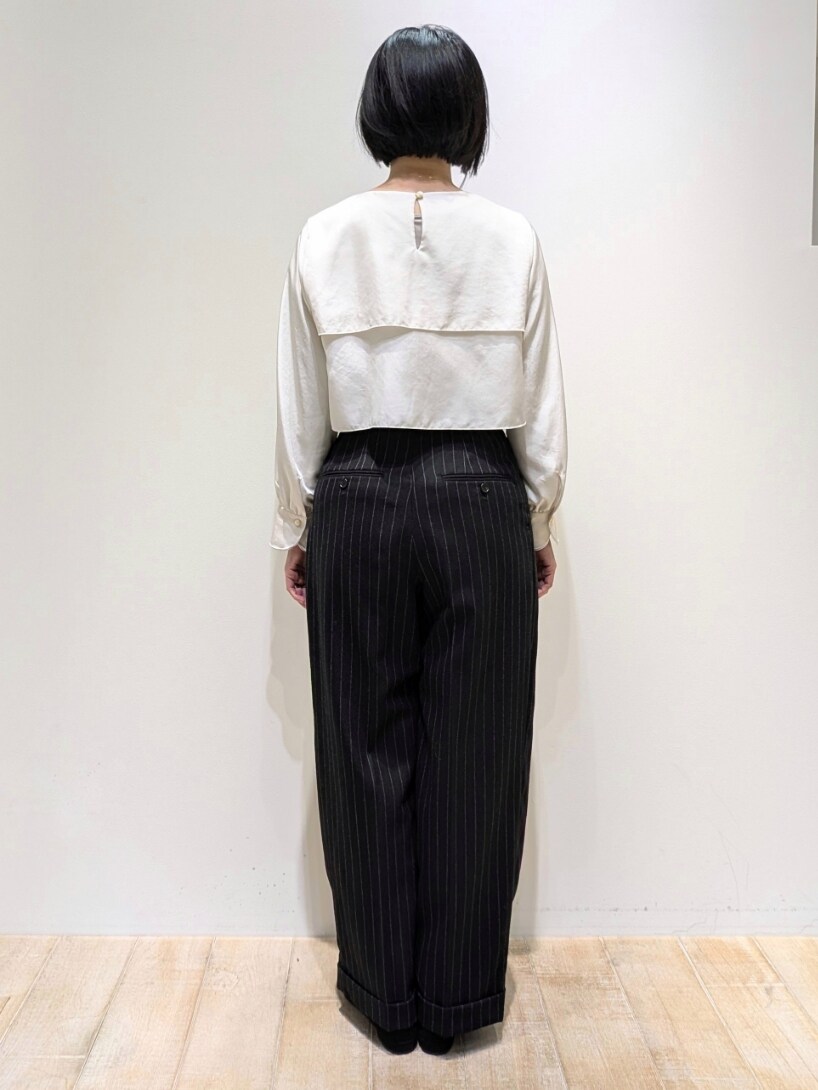 ホワイト系のシャツ/ブラウス、その他のその他パンツを着用したレディースの冬コーディネートの3枚目の写真