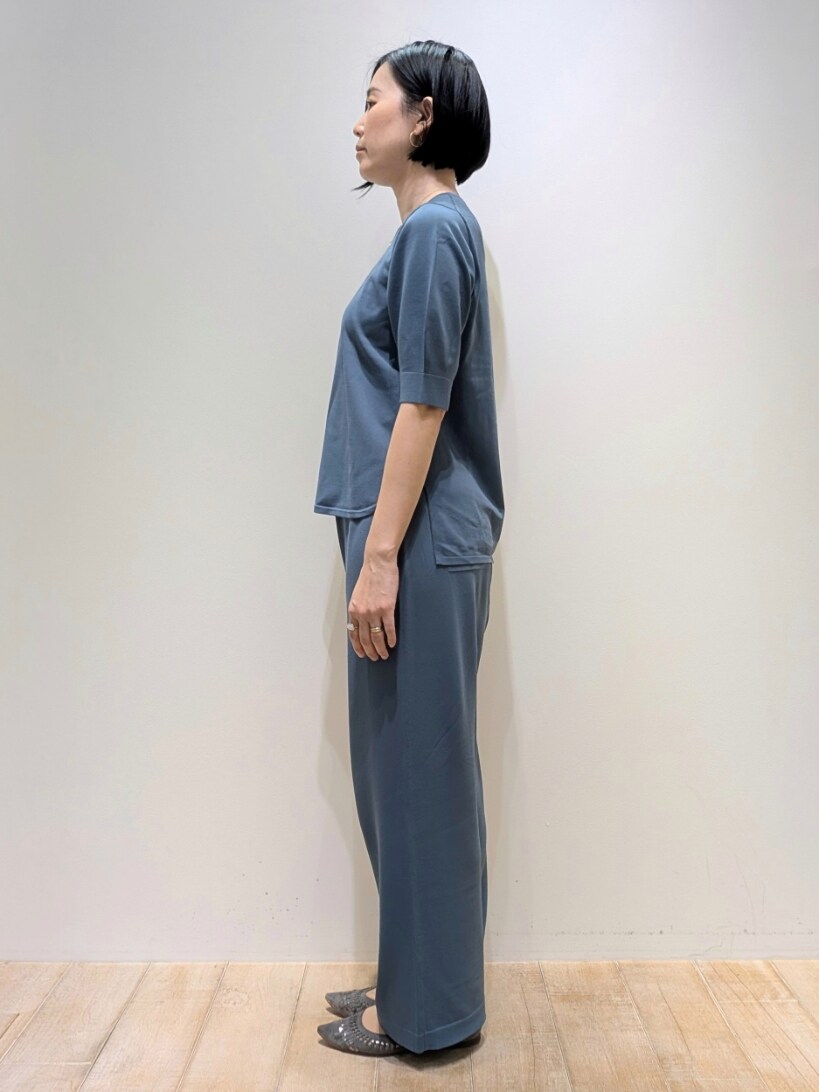 ブラック系のTシャツ/カットソー、グリーン系のその他パンツ、ホワイト系のカーディガン/ボレロを着用したレディースの春コーディネートの2枚目の写真