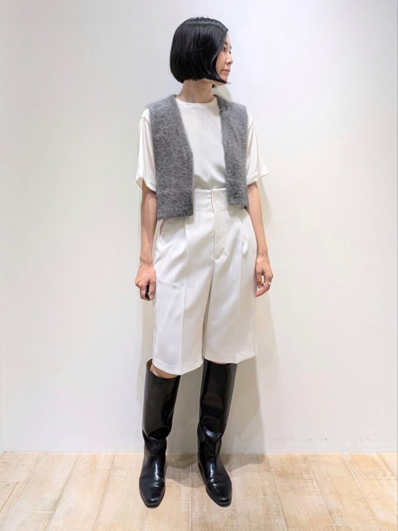 ホワイト系のTシャツ/カットソー、グレー系のベスト、ホワイト系のその他パンツを着用したレディースの秋コーディネートの3枚目の写真