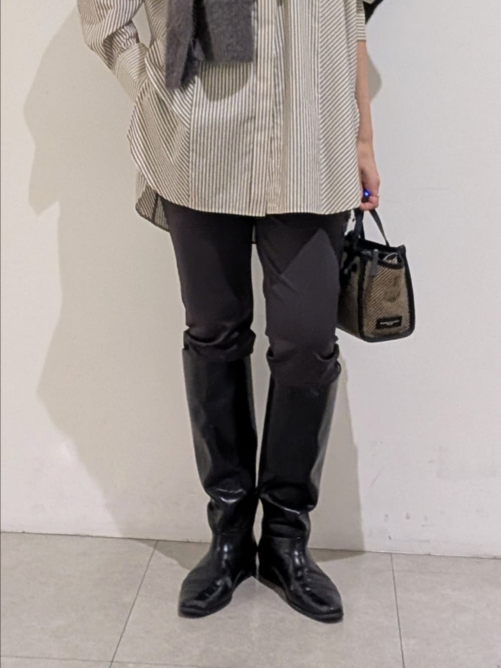 ベージュ系のシャツ/ブラウス、グレー系のその他パンツ、ブラウン系のストール/ショールを着用したレディースの秋コーディネートの3枚目の写真