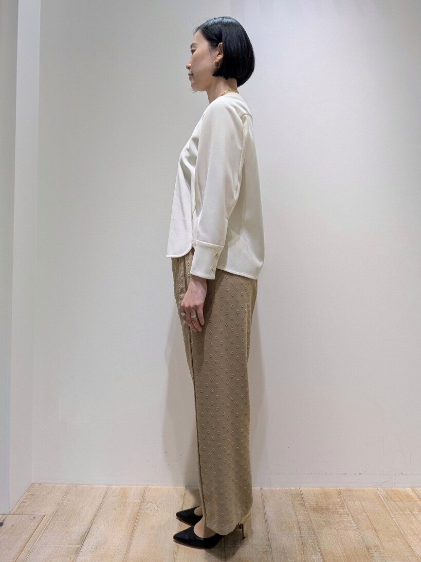 ホワイト系のシャツ/ブラウス、ベージュ系のその他パンツを着用したレディースの冬コーディネートの2枚目の写真