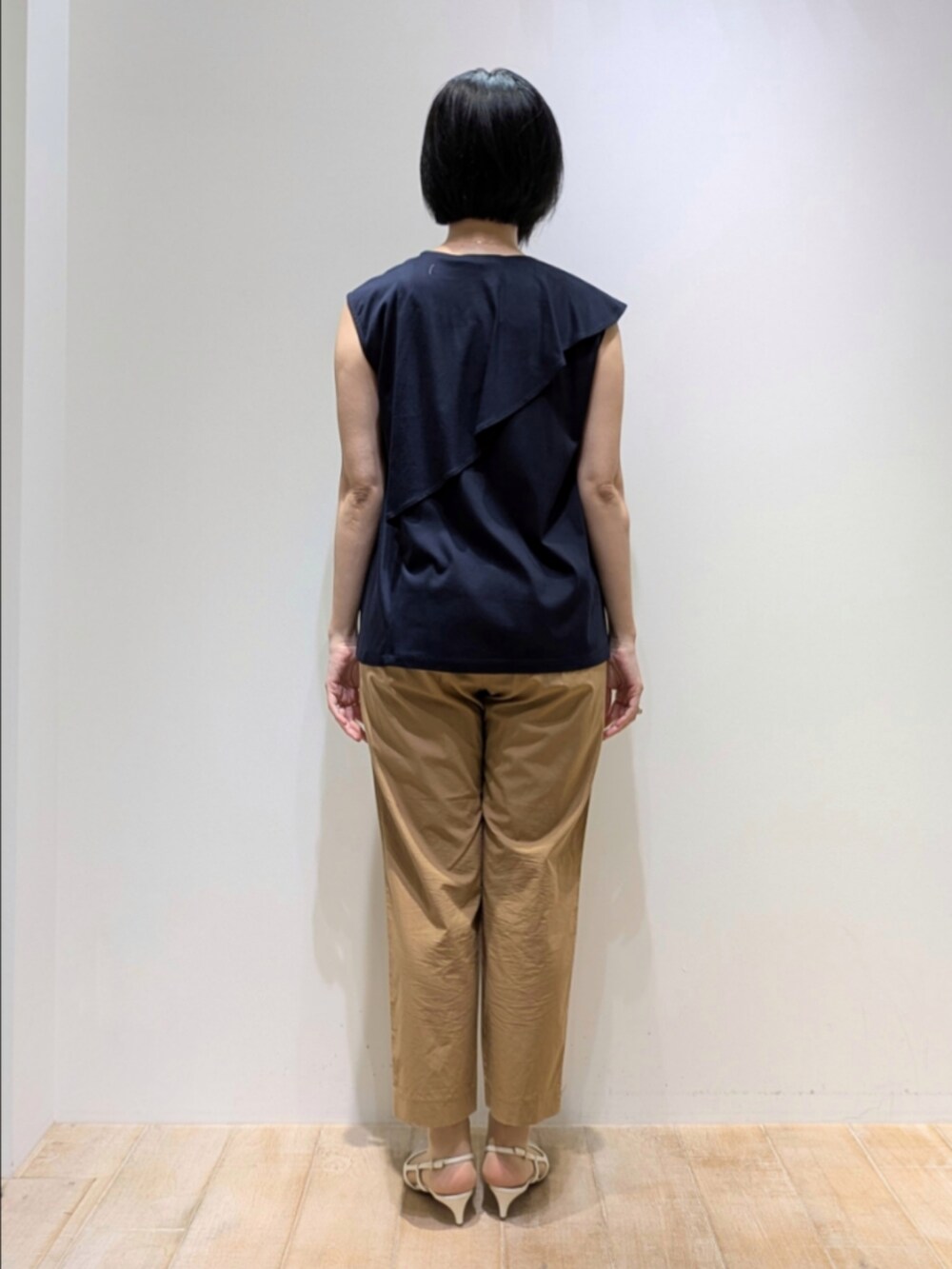 ブルー系のシャツ/ブラウス、ベージュ系のその他パンツを着用したレディースの夏コーディネートの3枚目の写真