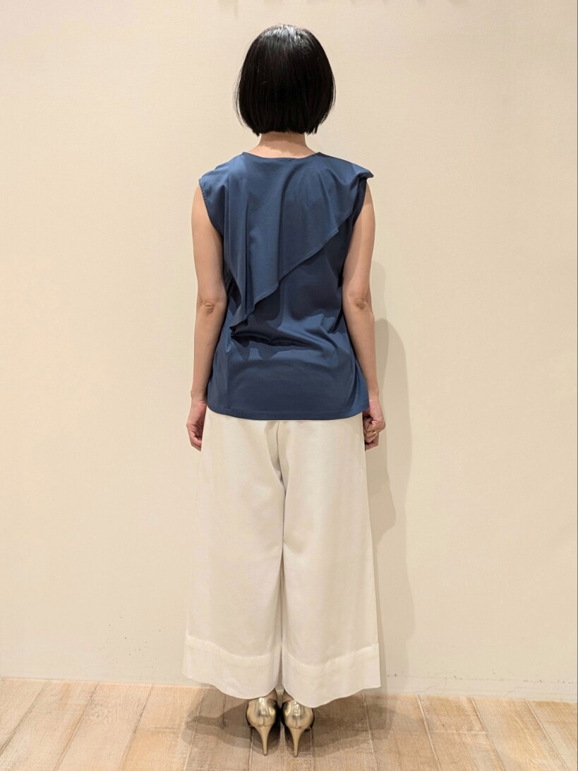 ブルー系のシャツ/ブラウス、ホワイト系のその他パンツを着用したレディースの夏コーディネートの6枚目の写真