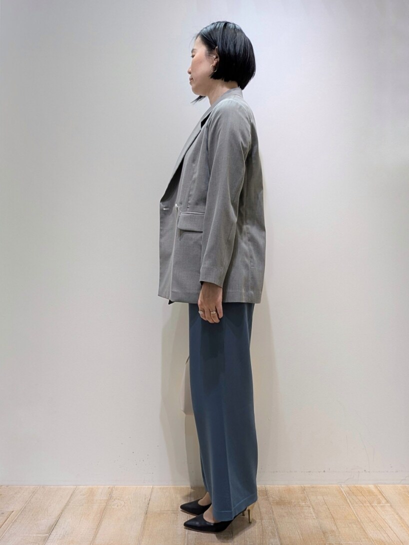 「qualite、カリテ(qualite)、ジャケット、ニット、セットアップ、セットアップスタイル、ニットパンツ、パンツスタイル、パンツコーデ、パンツ、骨格ウェーブ、ブルべ夏」｜「qualiteのシャークスキンダブルジャケット（テーラードジャケット、グレー系）」を使った、Chieさん（骨格ウェーブ・レディース・164cm）の春コーディネートの2枚目の写真