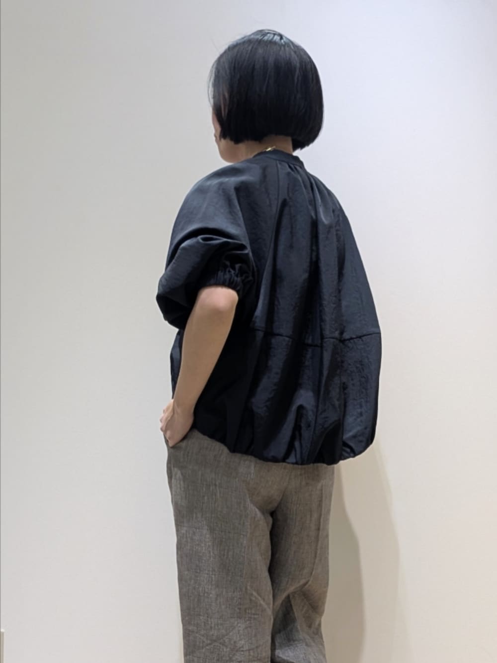 ブルー系のブルゾン、ホワイト系のタンクトップ、ベージュ系のその他パンツを着用したレディースの春コーディネートの4枚目の写真