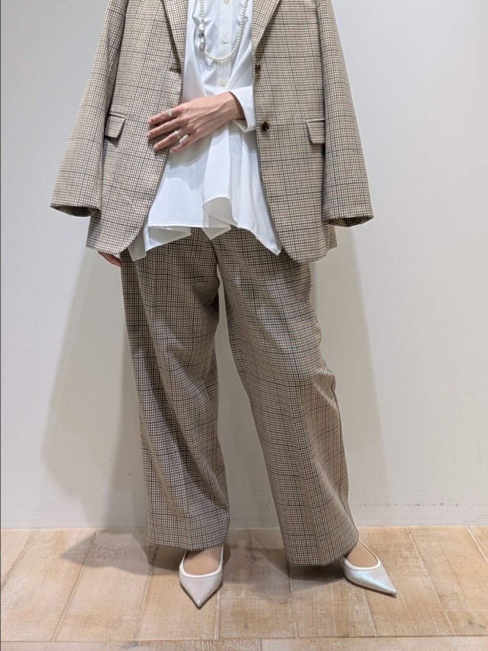 ベージュ系のテーラードジャケット、ホワイト系のシャツ/ブラウス、ベージュ系のその他パンツを着用したレディースの秋コーディネートの3枚目の写真
