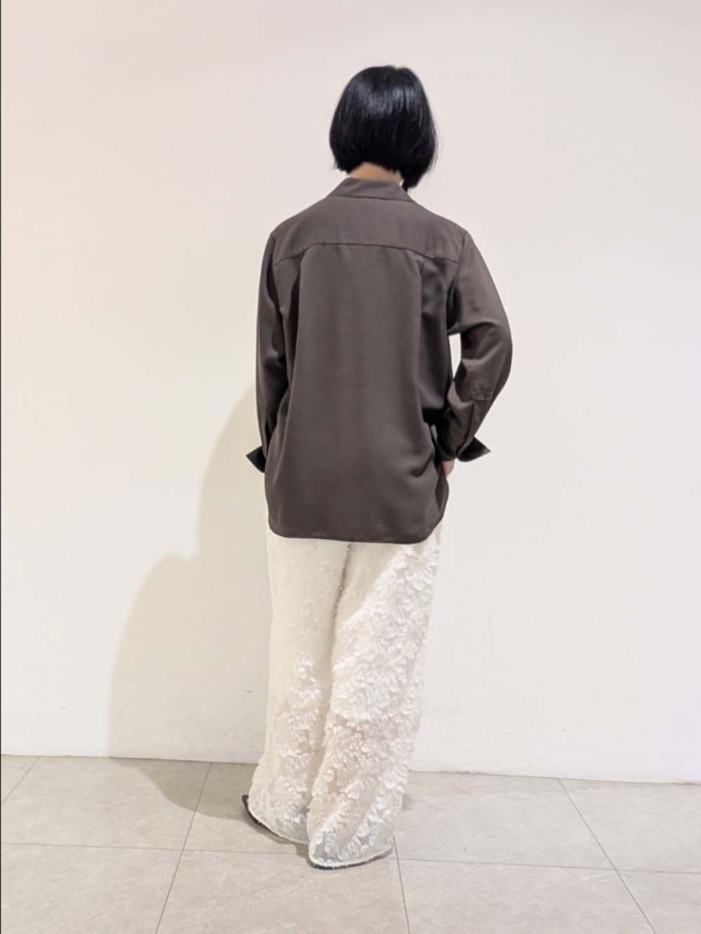 ブラウン系のシャツ/ブラウス、ホワイト系のその他パンツ、ブラウン系のトートバッグを着用したレディースの秋コーディネートの5枚目の写真