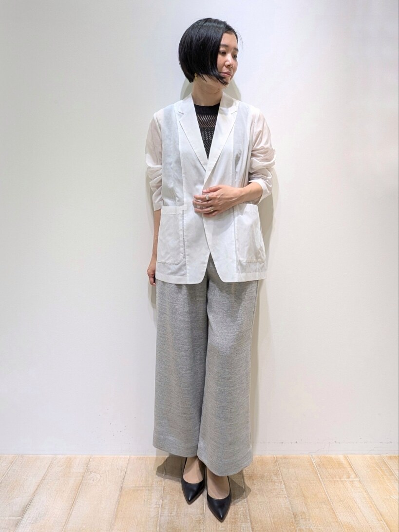 ホワイト系のテーラードジャケット、グレー系のその他パンツ、ブラック系のニット/セーターを着用したレディースの夏コーディネートの5枚目の写真