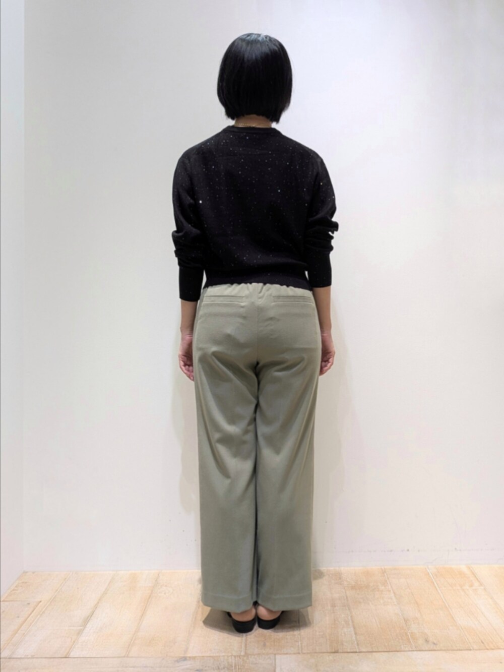 ブラック系のニット/セーター、グリーン系のその他パンツ、グリーン系のショルダーバッグを着用したレディースの秋コーディネートの5枚目の写真