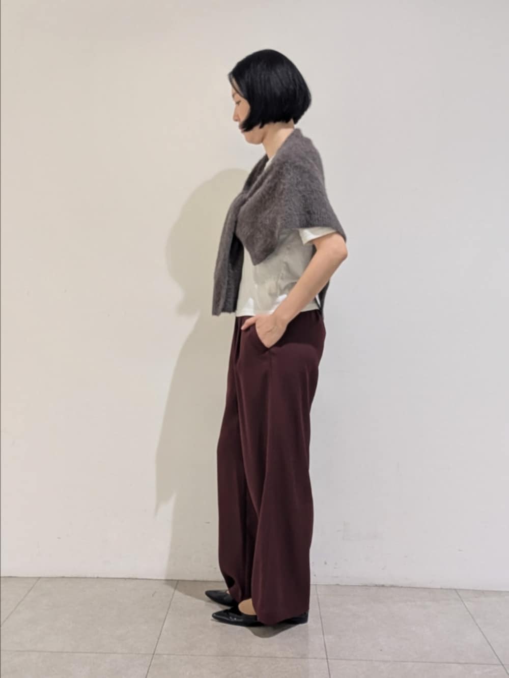 ホワイト系のTシャツ/カットソー、レッド系のその他パンツ、ブラウン系のストール/ショールを着用したレディースの夏コーディネートの3枚目の写真