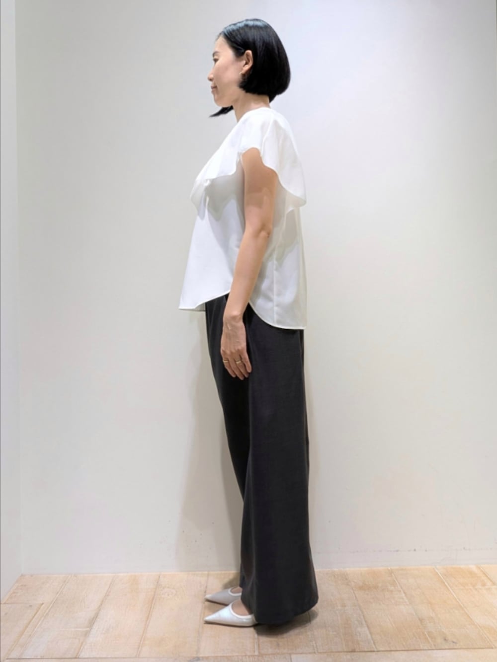 ホワイト系のシャツ/ブラウス、グレー系のその他パンツを着用したレディースの秋コーディネートの5枚目の写真