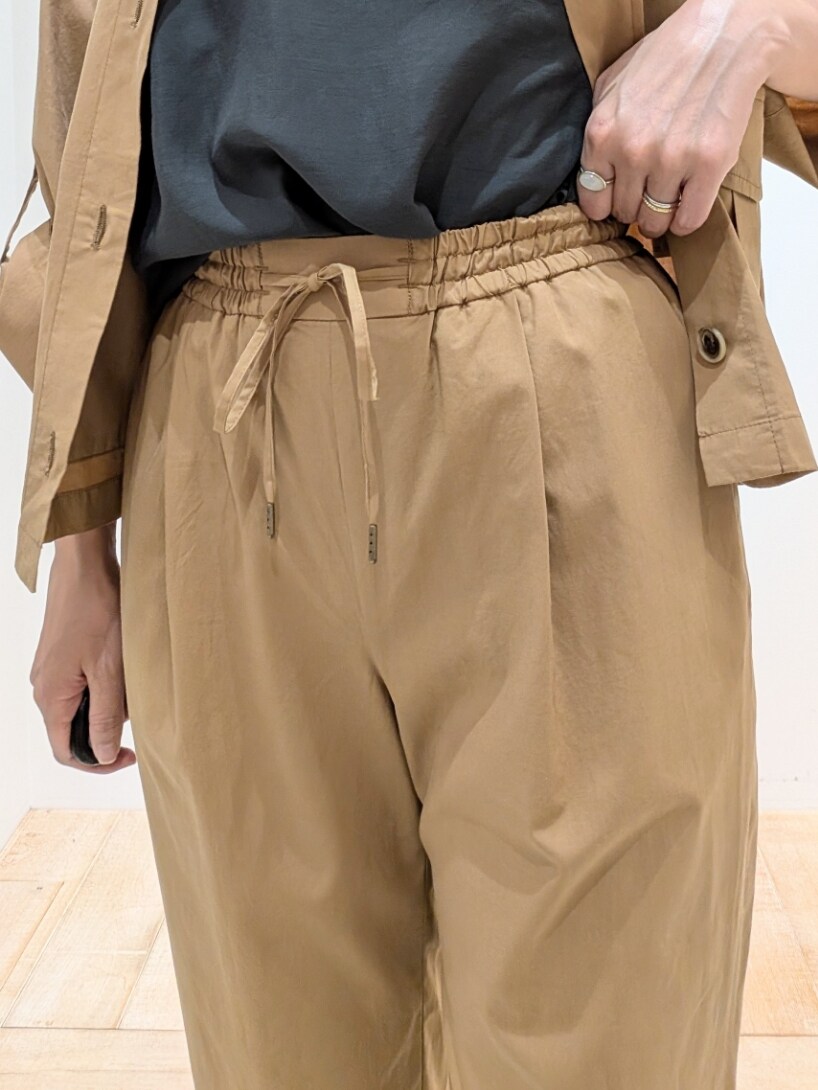 ベージュ系のシャツ/ブラウス、ベージュ系のその他パンツ、グレー系のシャツ/ブラウスを着用したレディースの夏コーディネートの4枚目の写真