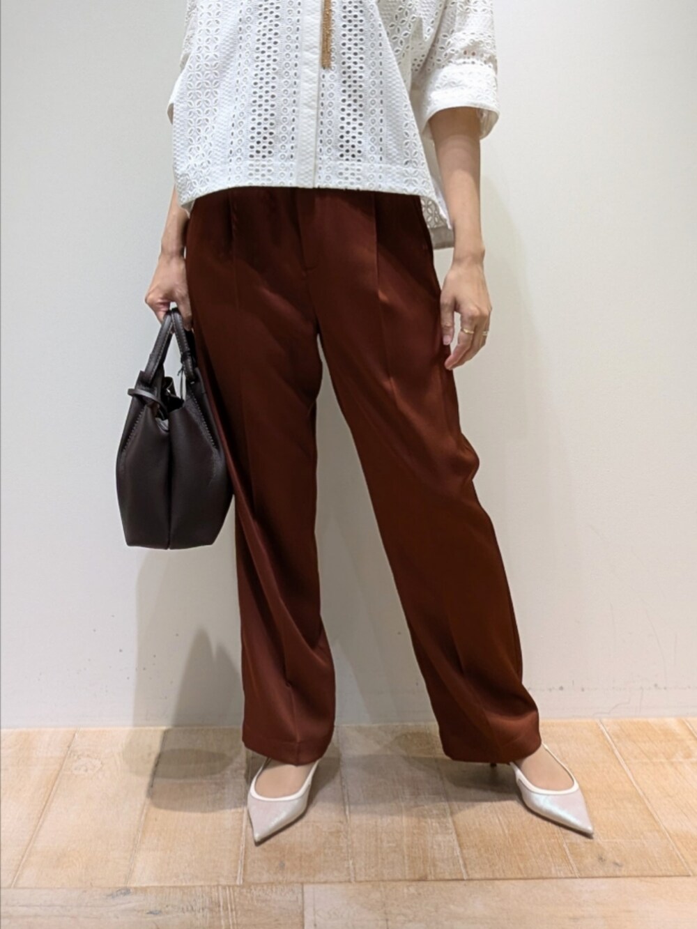 ホワイト系のシャツ/ブラウス、ブラウン系のその他パンツ、ゴールド系のネックレスを着用したレディースの夏コーディネートの3枚目の写真