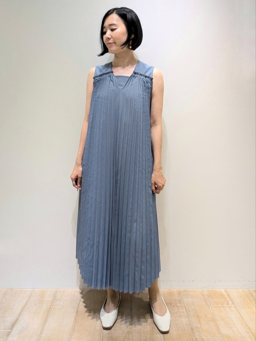 ブルー系のワンピースを着用したレディースの夏コーディネートの5枚目の写真