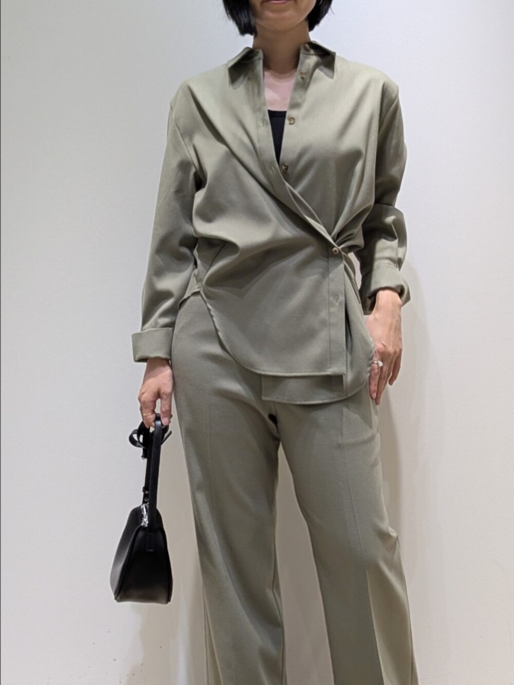 グリーン系のシャツ/ブラウス、グリーン系のその他パンツを着用したレディースの秋コーディネートの2枚目の写真