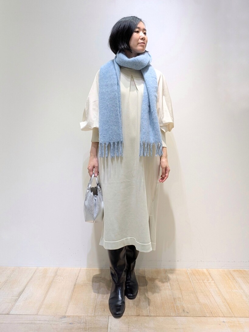 ホワイト系のワンピース、ブルー系のマフラーを着用したレディースの冬コーディネートの4枚目の写真