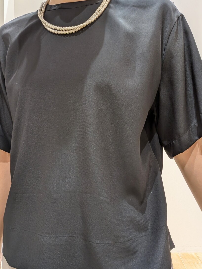 ブラック系のTシャツ/カットソー、ブラウン系のスラックスを着用したレディースの秋コーディネートの5枚目の写真