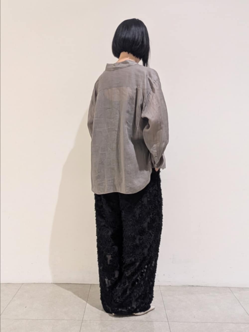 ブラウン系のシャツ/ブラウス、ブラック系のその他パンツ、ゴールド系のネックレスを着用したレディースの夏コーディネートの5枚目の写真