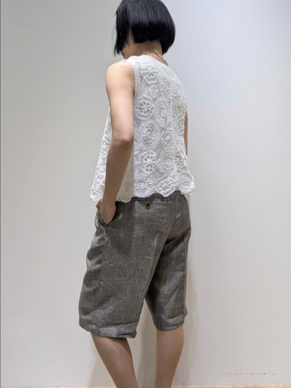 ホワイト系のタンクトップ、ホワイト系のベスト、ベージュ系のその他パンツを着用したレディースの春コーディネートの4枚目の写真