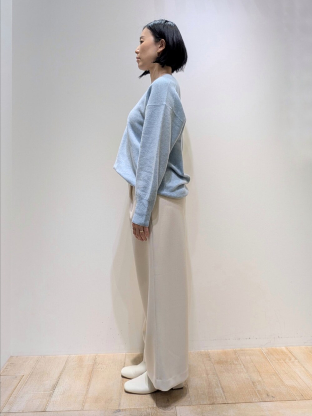 ブルー系のニット/セーター、ホワイト系のその他パンツを着用したレディースの冬コーディネートの4枚目の写真