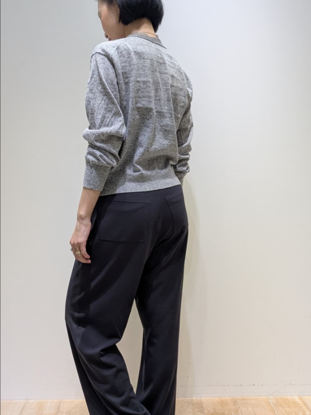 グレー系のカーディガン/ボレロ、グレー系のその他パンツを着用したレディースの春コーディネートの4枚目の写真