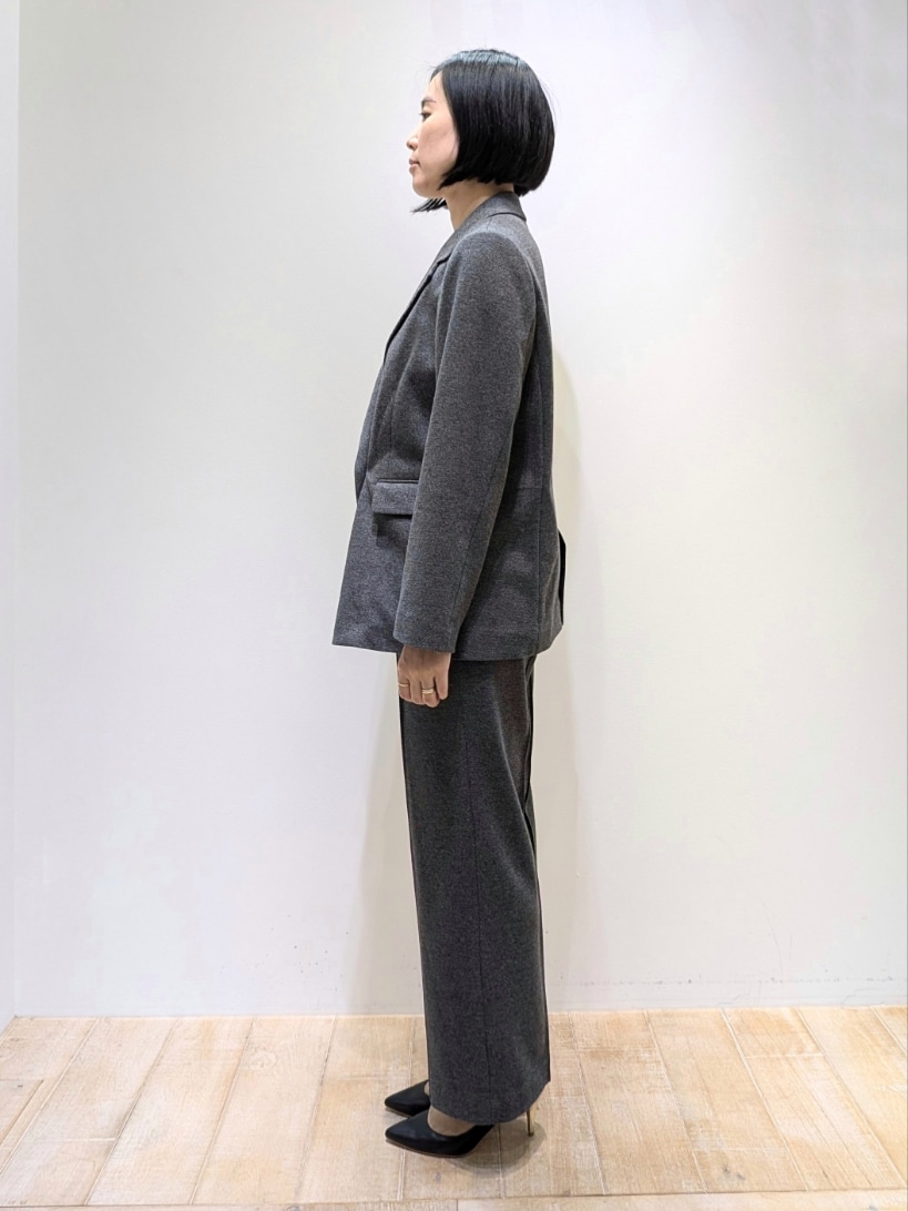 グレー系のテーラードジャケット、グレー系のスラックスを着用したレディースの冬コーディネートの2枚目の写真