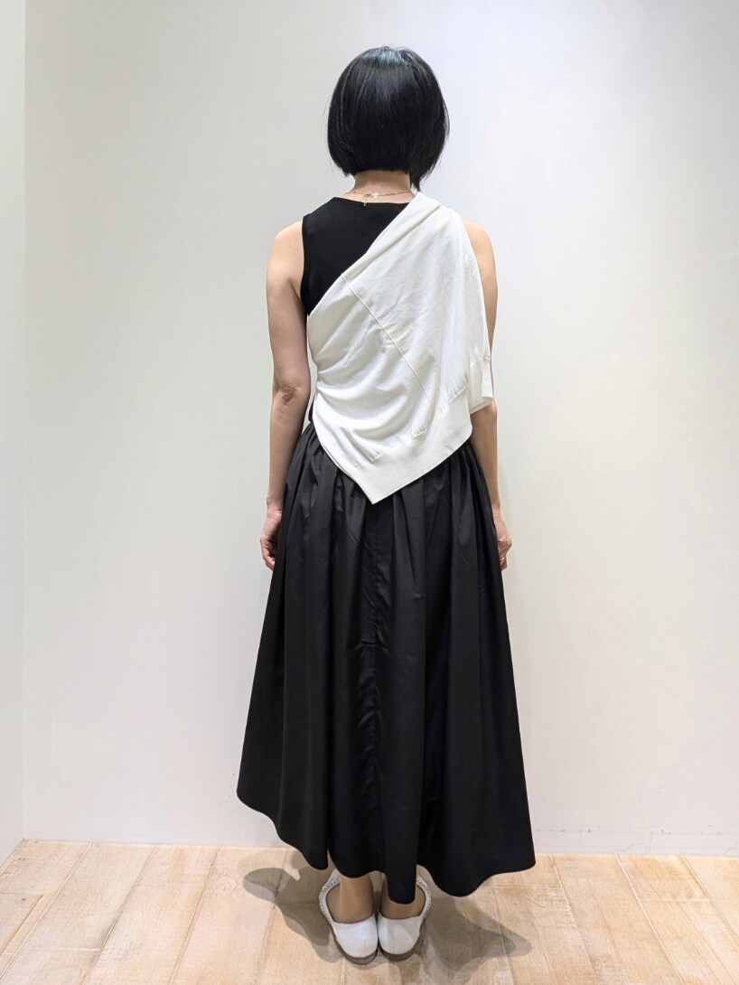 ブラック系のワンピース、ホワイト系のカーディガン/ボレロを着用したレディースの夏コーディネートの4枚目の写真