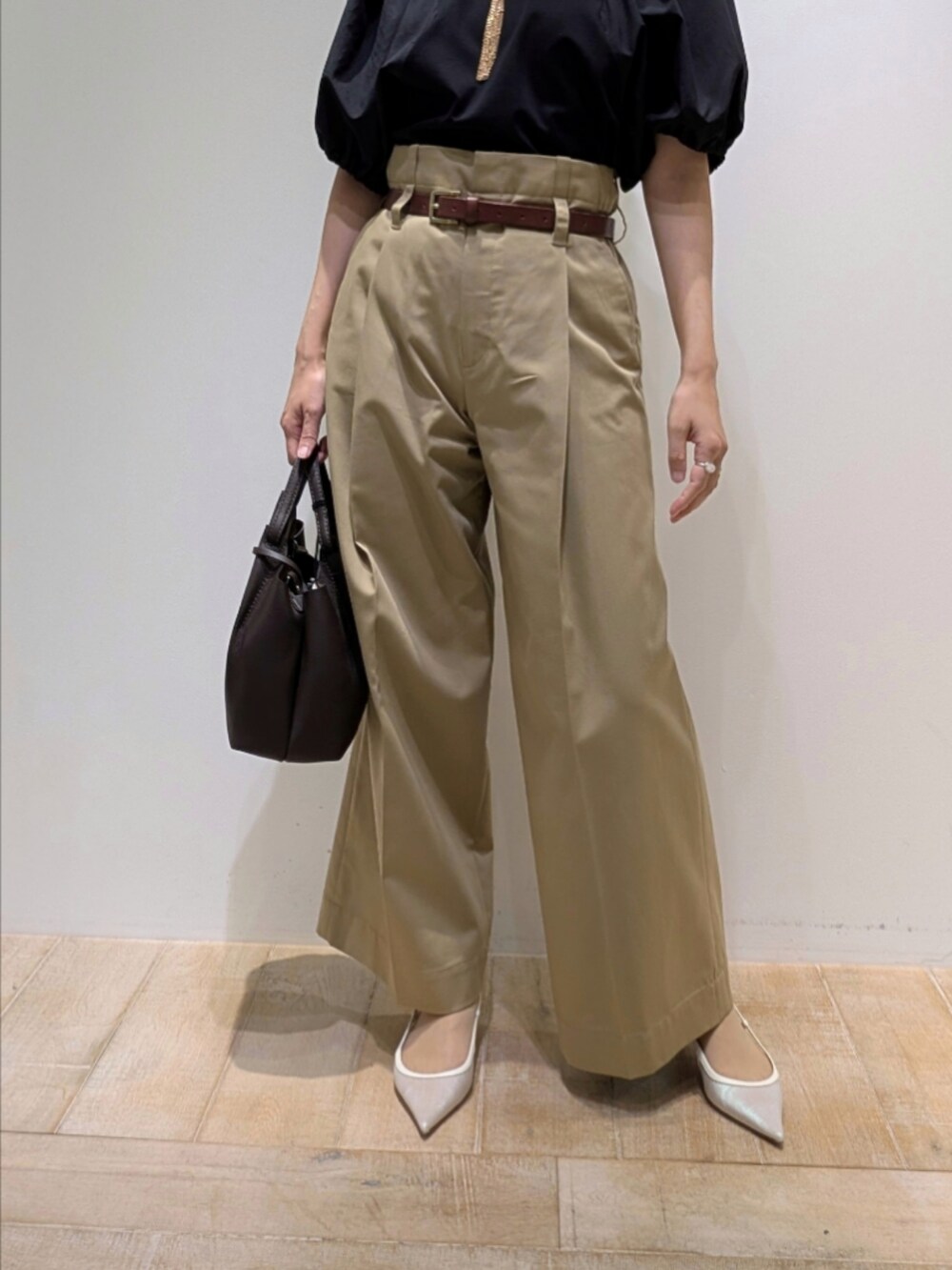 ブラック系のTシャツ/カットソー、ベージュ系のその他パンツ、ゴールド系のネックレスを着用したレディースの夏コーディネートの3枚目の写真