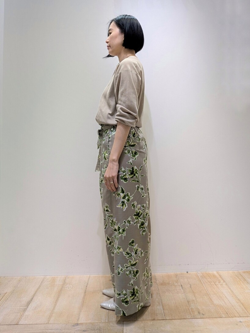 ベージュ系のカーディガン/ボレロ、ブラウン系のその他パンツ、ホワイト系のショルダーバッグを着用したレディースの春コーディネートの3枚目の写真