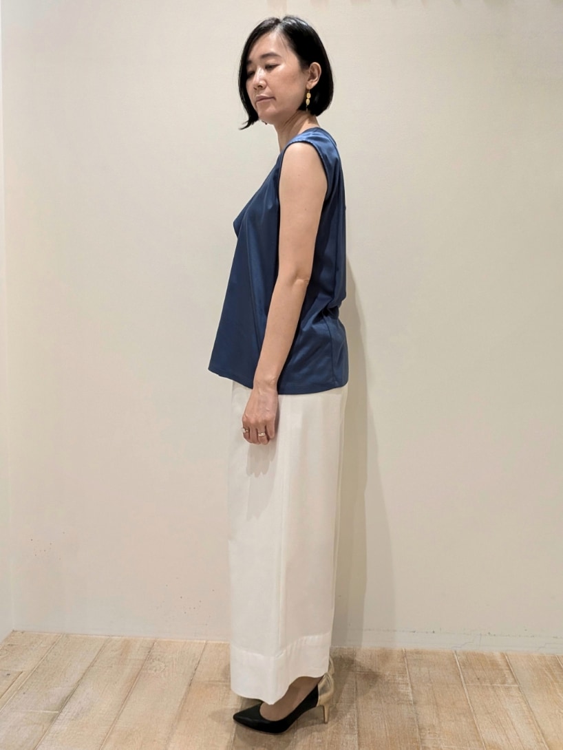 ブルー系のシャツ/ブラウス、ホワイト系のその他パンツを着用したレディースの夏コーディネートの5枚目の写真