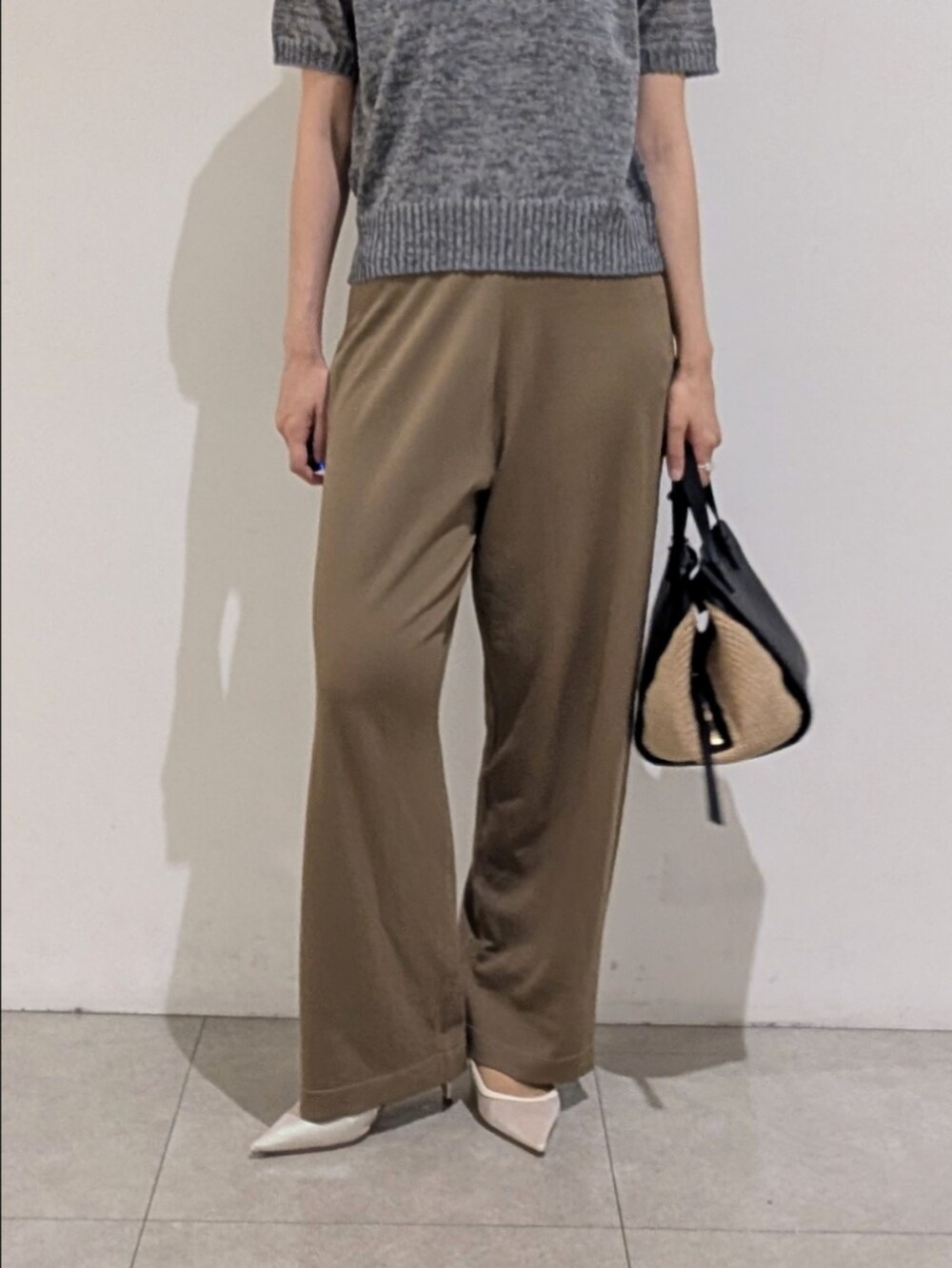 グレー系のニット/セーター、ベージュ系のその他パンツ、シルバー系のチョーカーを着用したレディースの夏コーディネートの3枚目の写真
