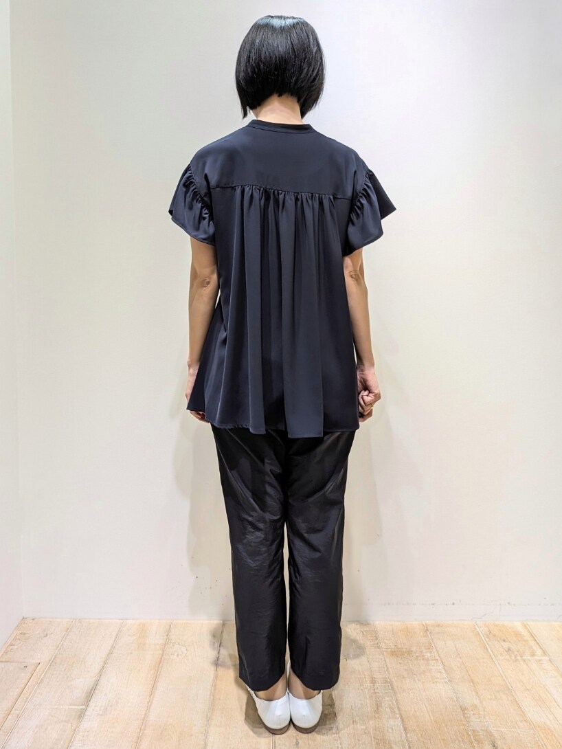 ブラック系のその他パンツ、ブルー系のシャツ/ブラウスを着用したレディースの夏コーディネートの2枚目の写真