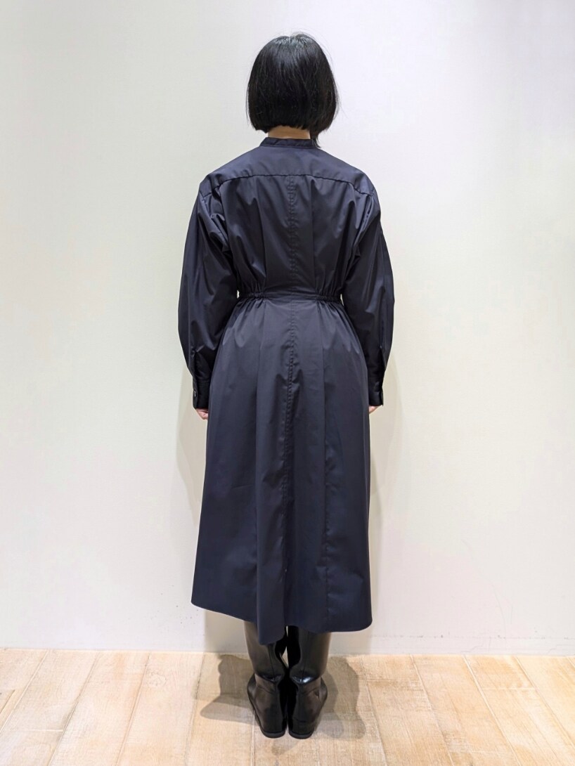 ブルー系のワンピースを着用したレディースの秋コーディネートの3枚目の写真