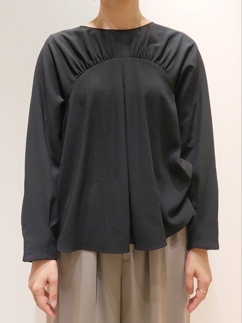 ブラック系のシャツ/ブラウス、グレー系のその他パンツを着用したレディースの冬コーディネートの2枚目の写真