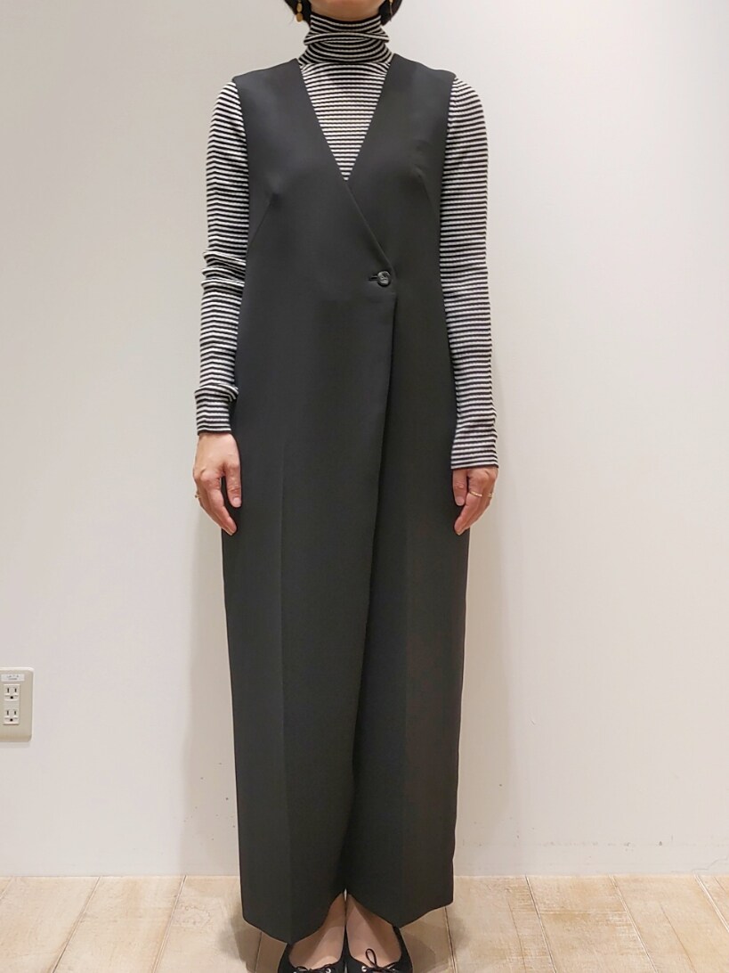 ブラック系のつなぎ/オールインワン、その他のニット/セーターを着用したレディースの冬コーディネートの2枚目の写真