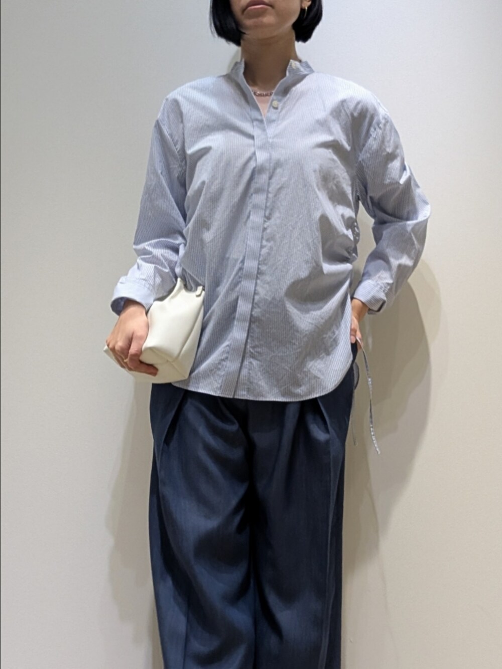 ブルー系のその他パンツ、その他のシャツ/ブラウスを着用したレディースの冬コーディネートの2枚目の写真