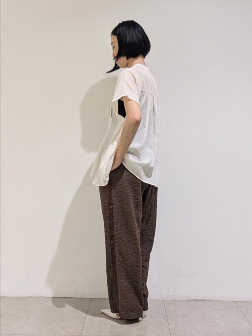 ホワイト系のシャツ/ブラウス、ブラウン系のその他パンツ、ゴールド系のネックレスを着用したレディースの夏コーディネートの4枚目の写真